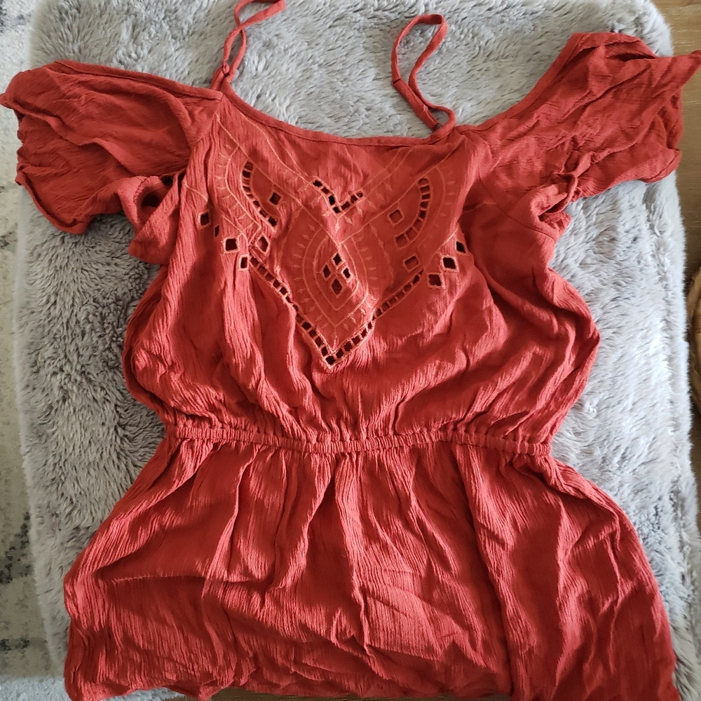 LEAVING SOON 👋💖💖 NWOT Maurices Cold Shoulder Top With Cinched-waist